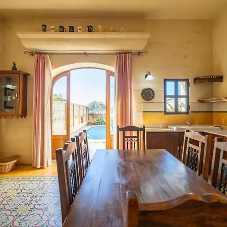 3 Bedroom Holiday With Large Private Pool And Views Tatil Evi Xewkija